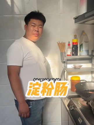 无骨泥的淀粉肠,大人小孩都爱吃,每一根100克,还不到一块钱,好吃又便宜,热锅凉油下淀粉肠不粘锅