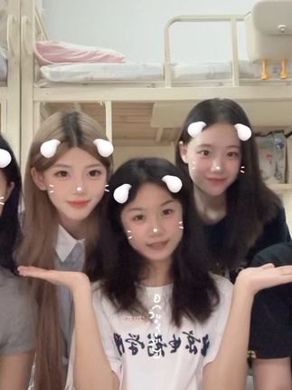 姐妹花们 #女大学生 #大学宿舍 #校园日常 #我的神仙室友 #校园 @小珍珠珠 @眼泪拌饭 @秦硕_Qin @不芝岛