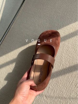 秋日穿搭的温柔密码 在慵懒的秋日午后,一双复古棕玛丽珍鞋是风格的点睛之笔。麂皮的质感自带温柔滤镜,金属扣饰又添几分精致,搭配随性的牛仔裤,把“松弛感”与“复古感”糅合得恰到好处。 阳光在地毯上勾勒出柔和的光影,每一步都像是踩在秋日的浪漫节拍里,这般穿搭,是属于日常的小确幸,也是不费力的时髦态度~#牛仔裤穿搭 #哎呦喂你鞋真好看 #ootd穿搭 #尖头鞋 #强烈推荐