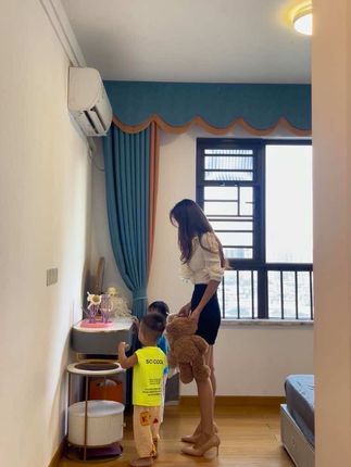 有没有一个月能给老婆生活费5000的男人站出来,我老公说每个月生活费就给我2000让我自己看着花,我想没人比我的生活费更少了吧?一个月平均下来,柴米油盐500,水电费300,小孩的奶粉尿片1000,换季的衣服裤子鞋子500,还有平时的人情世故,每天的菜钱都要100左右,七七八八全部加起来都不止这些,真是不当家不知柴米油盐贵,关键是每个月他还觉得我能剩1000,到底是我疯了还是他疯了?#夫妻日常 #生活费 #记录真实生活