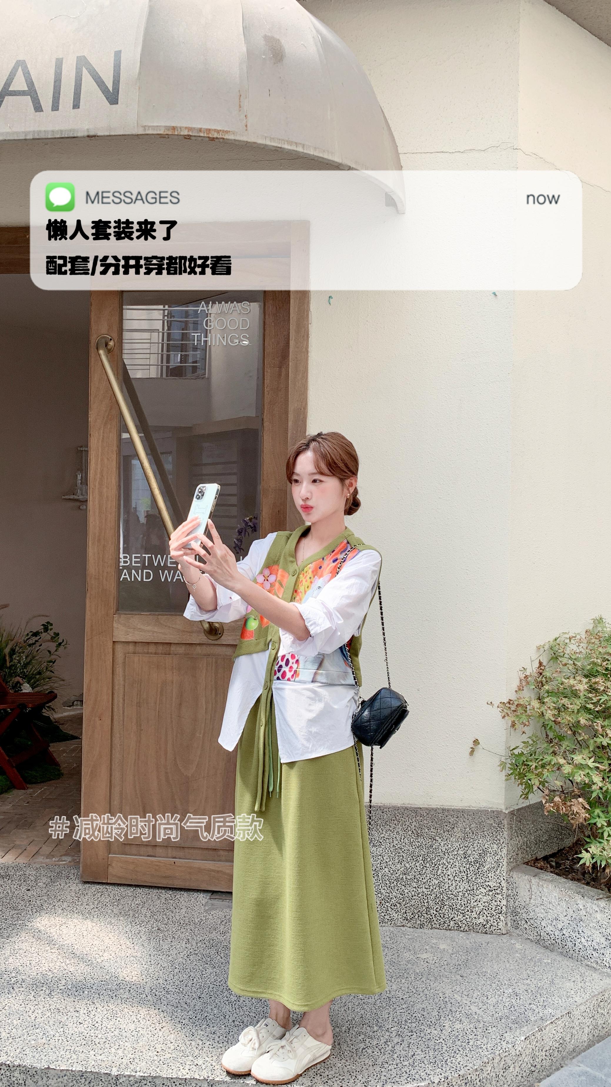 谁还没入这套减龄两件套?搭配分开穿都好看,早秋氛围感直接拉满!#懒人穿搭 #早秋穿搭 #两件套搭配 #减龄穿搭 #日常穿搭灵感
