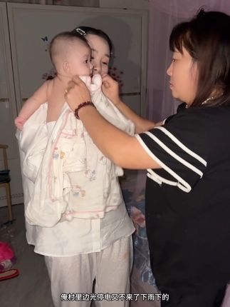 姐妹们,难道这就是母爱吗?听到闺女害怕的哭的不停,我们两个啥也不管了,直接开着车回老家接闺女,真的是谁的孩子谁疼。 @葛静静.一家三口💒