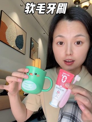 宝宝长第一颗牙就要开始刷牙了,抗拒刷牙的话,一定要用这种软毛牙刷,又不伤害宝宝的牙龈还可以刷得很干净!#恐龙医生 #软毛牙刷 #宝宝刷牙 #恐龙医生软毛牙刷