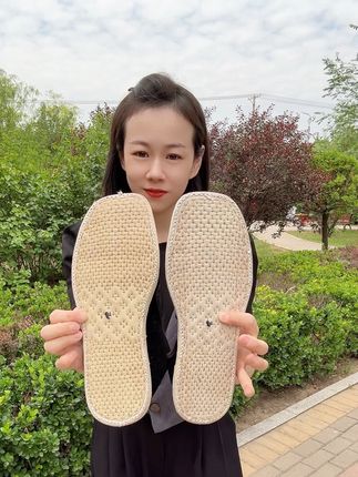 这传统的布鞋大概已经被遗忘了吧?一针一线纳出来的千层底手工布鞋是我们穿过既舒服又温暖的鞋子,因为这一针一线里不仅饱含着妈妈满满的爱,也是我们一代人美好的回忆……#千层底布鞋 #传统手艺 #手工布鞋 #舒适养脚 #好穿不累脚