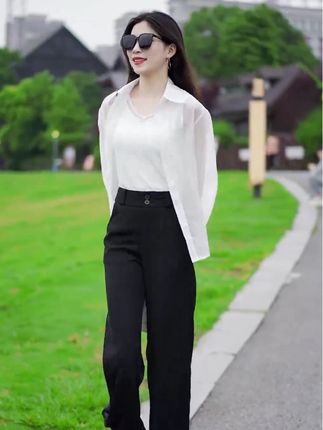 今天真是捡到宝了,没想到十九块九能买到这款高腰直筒的西装阔腿裤。厂家为了月底冲销量,特意拿出来两百单做福利,它是这种西装的面料,穿在身上舒适又显瘦,算你腿型不好看的,胯宽腿粗屁股大的姐妹们也能穿,穿上之后只显裤型不显腿型。他这款不管你是高个子小个子都可以去穿哈,柔软舒适的西装面料垂顺感呢,也特别的好穿起来啊,舒服又透气,不会闷热,他还是松紧腰的设计,肚子有肉肉的姐妹也可以去穿。穿起来啊,特别的显瘦显高又显腿长,质量也特别好,不起球,不勾丝,喜欢的姐妹趁着有活动,左下角小黄车赶紧去拍。