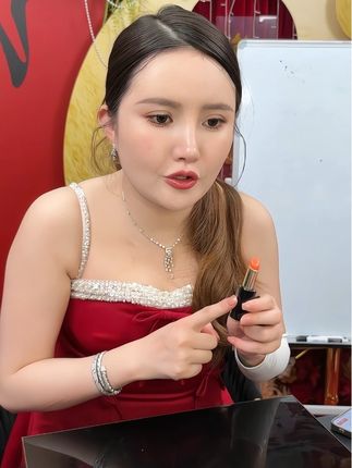 买了它又能当唇膏又能当口红用,涂上它嘴唇嘟嘟嫩嫩的,保湿锁水改善嘴唇干裂起皮,而且胡萝卜色不挑肤色很百搭,千人千色很漂亮#唇膏#润唇膏