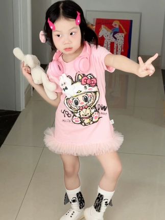 这小裙子也太好看了吧~还是这么离谱的价格简直香麻了‼️A类纯棉的面料,就连裙摆一圈的纱都是软软糯糯的,穿上身太好看太舒服了!#生女儿就是用来打扮的 #萌娃穿搭 #古灵精怪的小女孩 #也太可爱了吧#生女儿就要这样穿