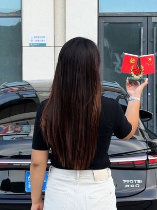中控台上放红旗 你的身份是个谜如果信仰有颜色那一定是中国红 放在车里太好看了#红旗#红旗摆件#车载摆件
