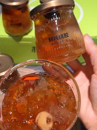 入口软糯Q谈,胶质感满满,而且也不会太甜腻,关键开盖就能吃,不用又泡又炖又煮的,早餐或者下午茶来一杯,美味又营养!#鲜炖桃胶 #桃胶 #口感特别好 #仙女都在吃什么 #女生必备