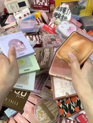 来来来！速来拿！超多的化妆品，赶快来拿～ 早上7.30开始，各种各样的美妆都有！速速直接拿走！#平价彩妆 #腮红 #散粉 #假睫毛#粉底液
