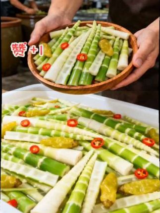 泡椒脆笋开袋即食。这款泡椒脆笋真的是我近期的“解馋神器”!开袋瞬间就能闻到清新的笋香混着泡椒的鲜辣,一点不冲鼻,光是气味就勾得人想立刻尝一口。笋片切得厚薄均匀,咬下去“咔嚓”脆爽,完全没有老筋,嚼着特别过瘾#下饭菜 #太好吃了 #开胃菜 #泡椒脆笋 #脆笋