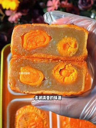200克一个双蛋黄莲蓉味月饼真的太好吃啦#月饼 #零食推荐 #美食 #吃货必备 #强烈推荐