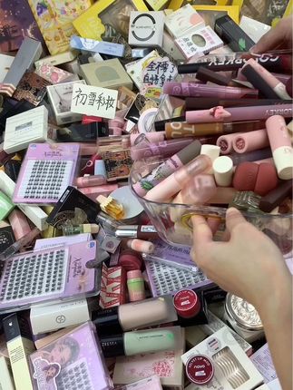 来来来！赶快来！好多好多的化妆品，速速来拿！ 早上7.30开始，超多的美妆，公主们快直接拿走！#平价彩妆 #唇釉 #粉底液 #眼影盘 #散粉