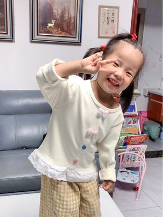 家里有女宝宝的一定要入手这件打底衣,它是这种多巴胺的配色,上身真的好好看呀!而且它整个面料都是很柔软的那种,宝宝穿上身就很舒服,秋天单穿或是冬天内搭都很好看。#儿童上衣 #儿童秋衣
