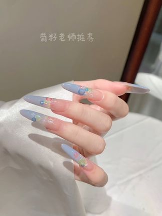🫧那彩虹泡泡里藏着童话般的甜蜜与快乐,七彩缤纷的不只是指甲 也是一整个夏天的欢乐时光#夏日美甲#甜美美甲#仙女美甲#网红美甲#美甲贴纸