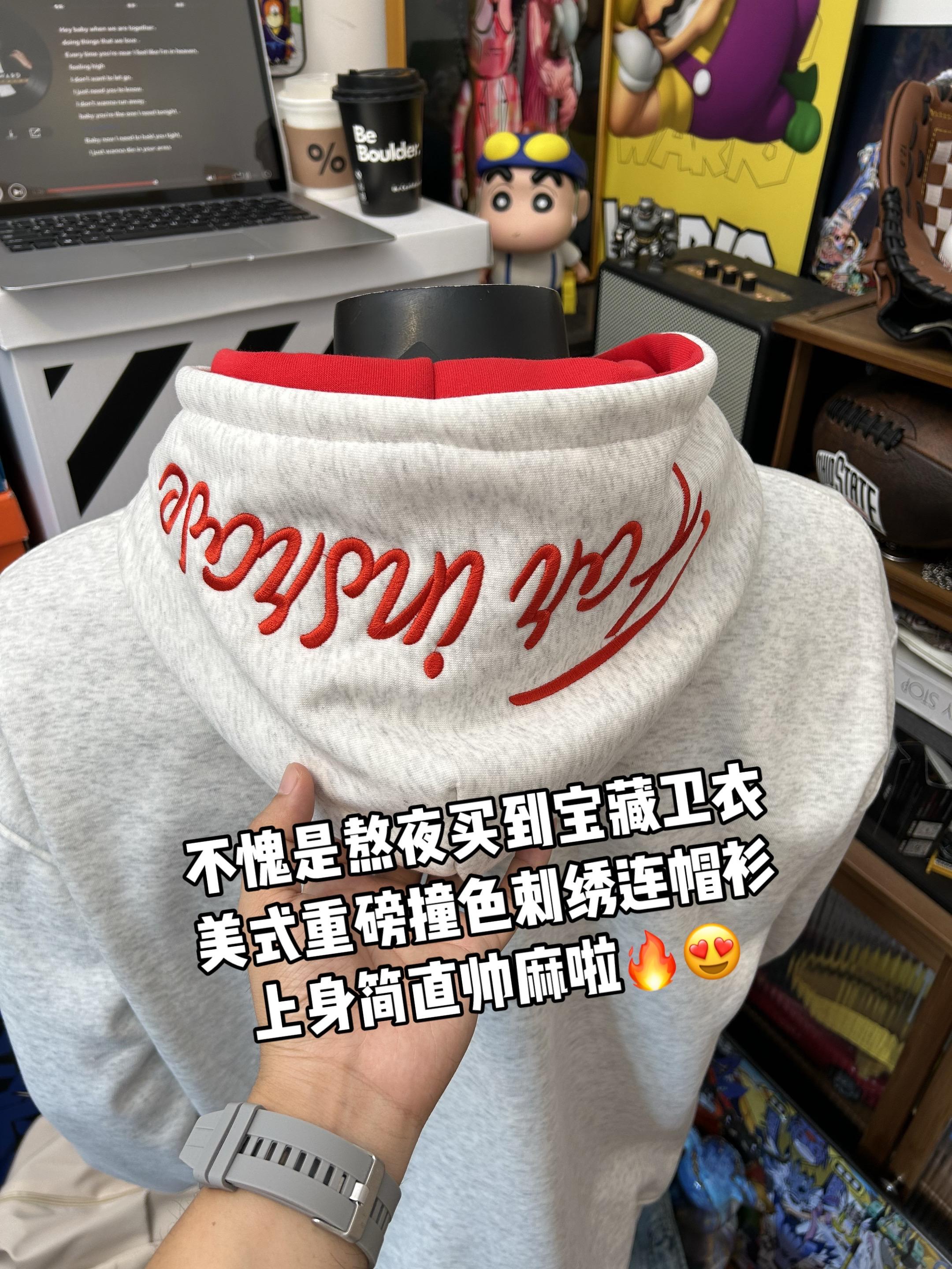 抖音跟风买到的美式重磅撞色拼接刺绣连帽卫衣,上身效果真的绝了!重磅面料挺括有型。纯色简约设计,高级又百搭!刺绣logo一眼惊艳!秋冬外穿、内搭打底轻松拿捏氛围感.#今天穿什么 #刺绣卫衣 #美式潮牌 #ootd穿搭 #男女同款