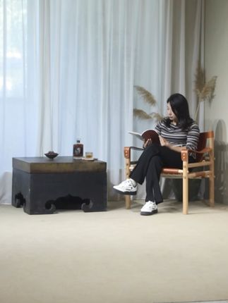 清代金砖茶台,带精美黑色底座,尺寸:72、72、46cm。金砖表面细腻光滑如歙砚,敲击声清脆似钹罄,触感滑润如婴儿肌肤。底部黑色底座带卷云纹装饰,做工精致。适合茶室书房使用,可当茶台或摆件。整体品相完好,#金砖 #茶桌茶台 #古典家具 #会所陈设 #老物件老情怀