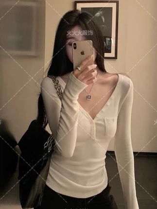 #女装 #上衣 #秋季穿搭 #高级感穿搭 #长袖 韩系V领小粒扣口袋装饰针织打底衫女早秋显瘦百搭长袖上衣