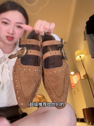 复古铆钉单鞋,脚感巨好,全是软软乎乎不累脚。