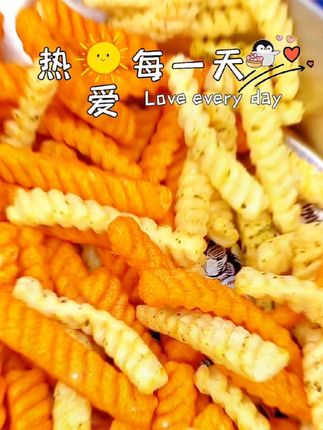 这款虾条是网红怀旧小吃的代表之一哦~ 它有多种口味可以选择,每一种都超级好吃😋 最特别的是它的虾味非常丰富浓郁,让你一口就能感受到海鲜的美味!