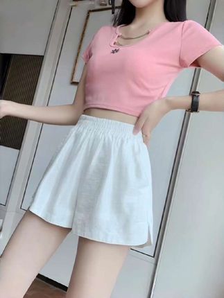 夏季必备的#短裤 来了,高腰设计,穿上后会显瘦,不管是逛街聚会还是出来旅行都可以穿它,穿着舒服又凉快#短裤穿搭 #夏季穿搭 #谁穿谁好看 #显瘦显高显腿长