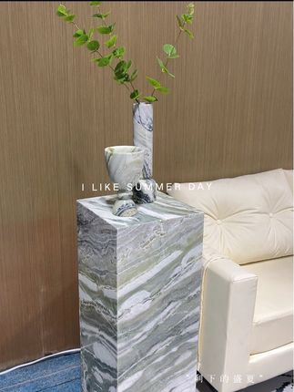 纹理藏细节:石材表面的纹路多呈自然的“流纹”或“细碎肌理”,类似暮光下树叶的阴影、雨滴在玻璃上的痕迹,不张扬却能还原电影的细腻氛围。 #家居好物 #居家好物 #客厅搭配 #暮光之城 #玄关