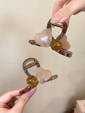 这个爱心抓夹透亮感十足,配色我特别喜欢,全盘发半扎发都太美了!#头饰发饰 #抓夹 #抓夹用法 #鲨鱼夹 #美出高级感