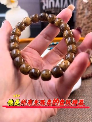 可以给手串挂瓷包浆的袋子,推荐麂皮文玩袋#文玩爱好者 #文玩手串 #文玩核桃 #文玩 #文玩袋