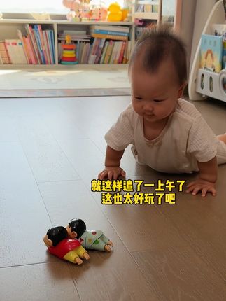 哈哈这个爬行玩具也太有趣了,宝宝追了一上午#宝宝爬行 #宝宝玩具 #带娃神器