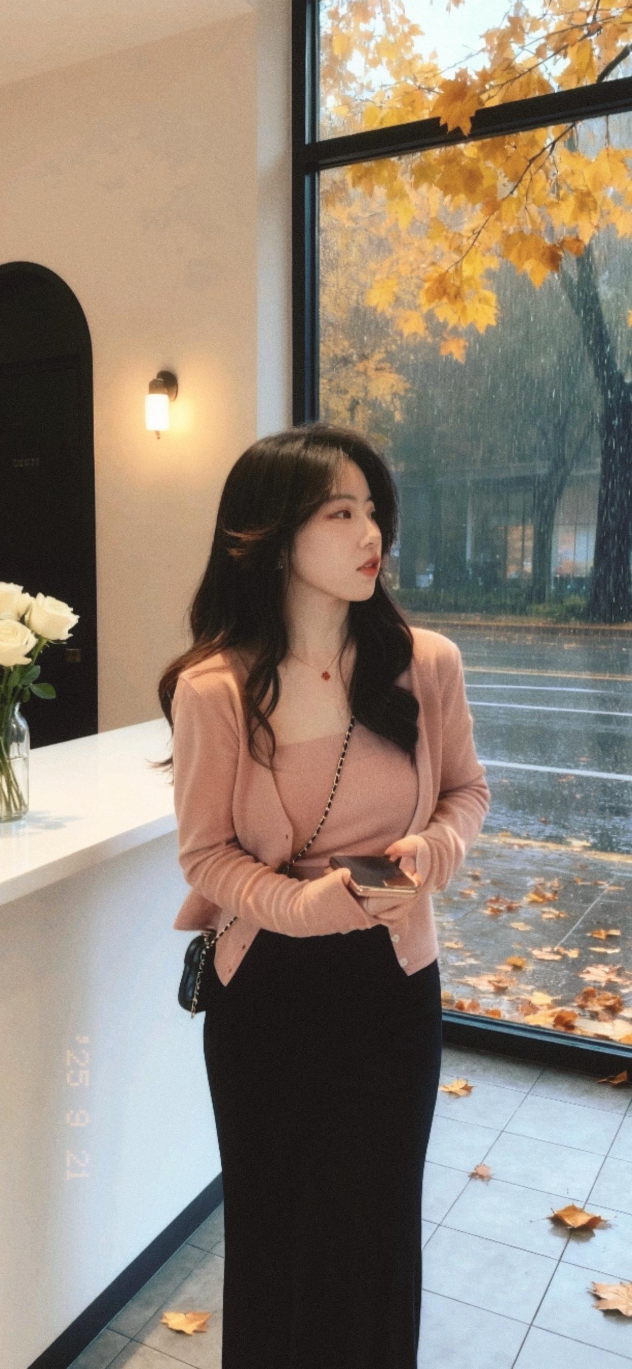 轻熟风简约时尚套装。后来他们坐在靠窗的位置,看窗外的梧桐叶被雨水打湿,一片片沉甸甸地坠在枝头,偶尔有一两片借着风势飘落,打着旋儿落在积着浅水的路面上,像给灰色的街道缀了些金黄的星子。 #通勤穿搭万能配色公式 #当职场通勤穿搭回归现实生活 #小个子初秋显瘦穿搭 #通勤穿搭如何摆脱土气感 #戚薇琥珀流光秋日氛围感