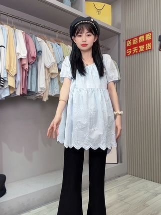 微喇叭裤比小脚裤要显瘦洋气很多,孕妇妈妈抓紧穿起来!#孕妇裤#孕妇日常#孕妇