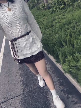 不要去打扰一个不愿意理你的人,因为在他心里,你不是那个最重要的人,对于一个不爱理你的人,你的每一个电话,每一条信息,都是一种打扰,你的每一句问候,每一次关心,都会让他倍感压力。#今日穿搭 #温柔穿搭