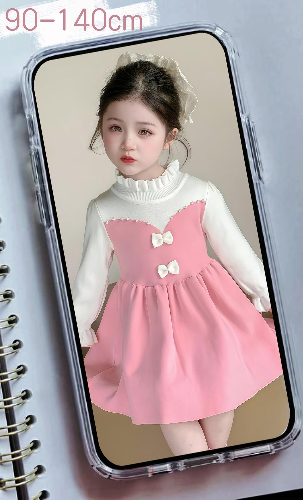 把春天的温柔,穿成行走的童话~ 🌸 2025新款公主设计:精致的圆领搭配网纱拼接裙摆,裙摆上点缀着立体小花,每一步都灵动飘逸。柔和的马卡龙色系,衬得宝贝气色更佳,无论是日常还是庆典,都能成为焦点。 ☁️ 柔软针织面料:精选优质毛线,触感细腻亲肤,弹性十足不紧绷。春秋季节穿着,既有适度的保暖性,又透气不闷汗,宝贝活动玩耍更自在。 👑 贴心细节呵护:罗纹收口设计,贴合手腕和脚踝,防风又舒适。无骨缝制工艺,减少皮肤摩擦,敏感肌宝贝也能放心穿。环保印染,安全无异味,妈妈更安心。 💫 从周岁宴到幼儿园表演,再到周末出游,一件搞定所有场合。是送给女儿的春日惊喜,也是她成长路上的甜美记忆~#公主裙公主梦 #把女儿打扮成精致小公主 #跟着抖音学穿搭 #梦幻女童 #女童连衣裙