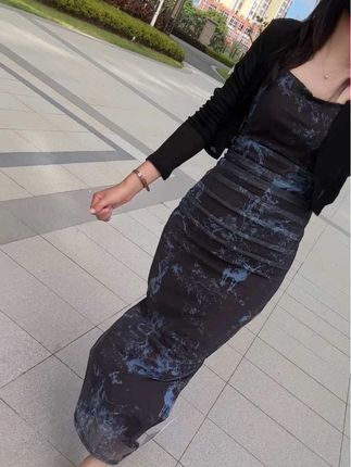 生活如同一面镜子,你对它笑,它便对你笑。选择积极乐观的态度,生活自会回馈你以美好。#墨染复古修身连衣裙#早秋穿搭