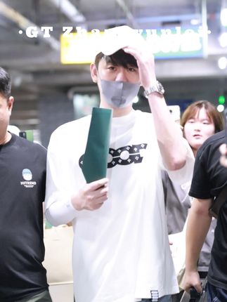 本来不想发的,活太多干不完 可是这真的太漂亮了,捂了一夜还是想发出来 重点: 1️⃣全程都很开心,跟随行人员说说笑笑。 2️⃣抬起小帽子那一下一定要看,可爱晕。 3️⃣最后有原音,再次强调南京他自己也没票。 @张云雷 2025.9.14 北京到达