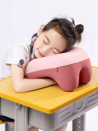小学生午睡枕,专为教室午休设计!柔软记忆棉,贴合孩子脸部曲线,呼吸更顺畅,趴着睡不压手。可拆洗布套,干净卫生;小巧轻便,不占桌面,书包轻松收纳。多种可爱图案可选,让孩子午休更舒适,精力充沛迎接下午学习。#午睡枕 #趴趴枕 #午睡枕头学生 #办公室午睡枕 #爆款热卖中 @抖音小助手