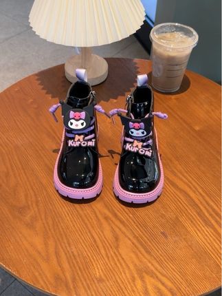 真的超级舒服!穿上去就像踩在云朵上一样,软软的底让宝宝走路不累,还特别好看,简直是小公主必备鞋款!#童鞋 #哎哟喂你鞋真好看 #软底软面穿上超舒服 #好鞋推荐 #骗你生女儿