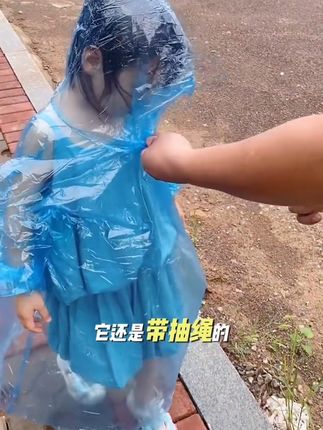 最近经常突然下雨,没地躲的时候,才发现包里放的一次性雨衣多实用,打开套上就行了,省的孩子淋透感冒了#一次性儿童雨衣 #儿童雨衣 #一次性雨衣 #雨衣