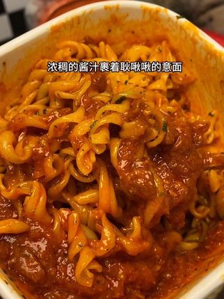 听起来也太方便了吧!免煮这点对懒人太友好了,2分钟就能搞定一餐,酱汁还这么丰富,番茄肉酱和黑椒菌菇感觉会超下饭~ 送钢叉也很贴心,不用额外找餐具了,配料干净0添加这点也加分,感觉囤几包放宿舍或者办公室都很合适!#速食美食 #空刻意面 #太好吃了 #强烈推荐 #夜宵吃什么