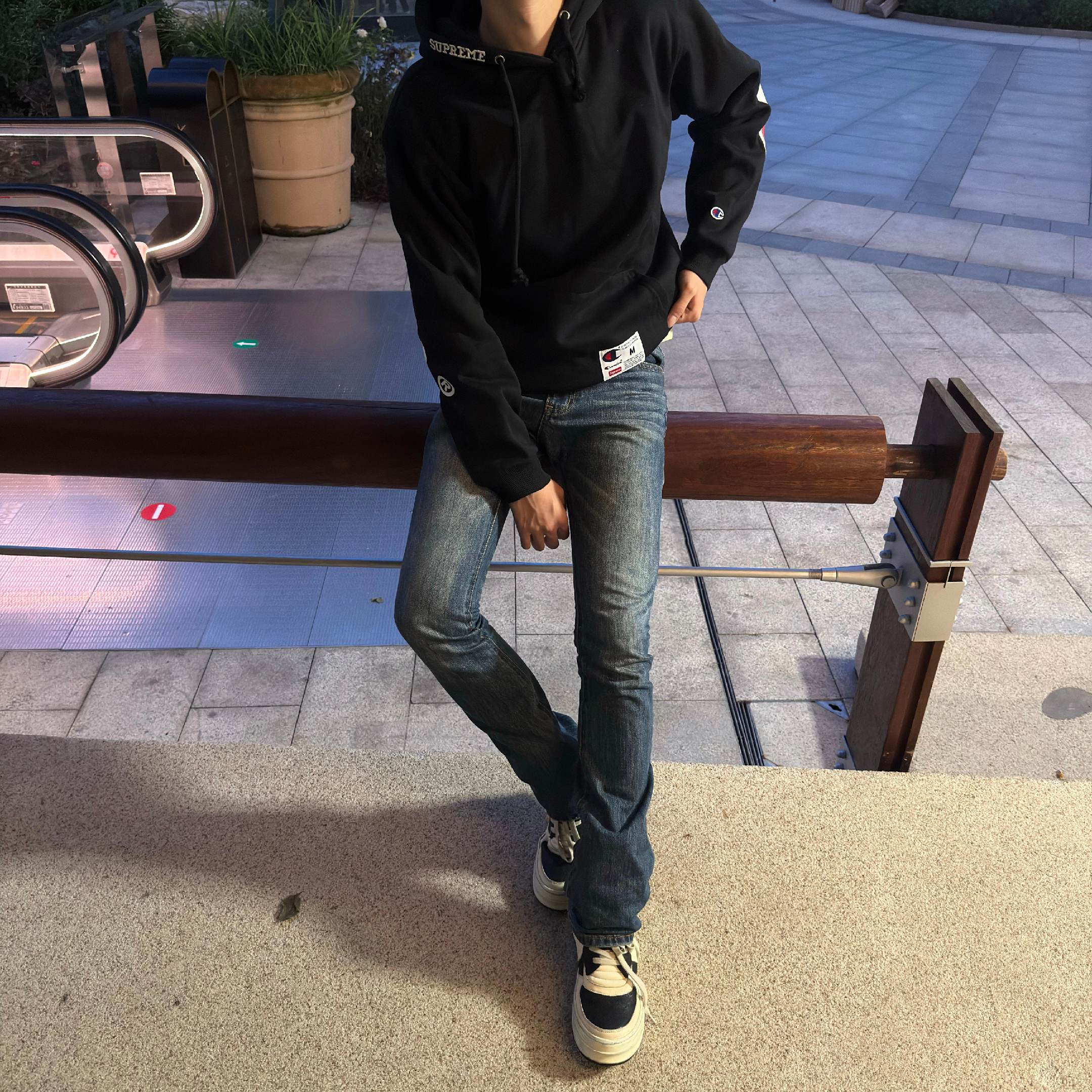 现在的人说喜欢都太容易了 看到一张照片觉得长得还不错就觉得自己是喜欢上了 可是你不了解她 你也不想了解她 你只是通过最浅显的皮囊去认识她 却不想知道她爱听的歌是什么喜欢小狗还是小猫今天吃了什么那里的天气好不好过得开不开心你的喜欢太廉价了 谁都可以给