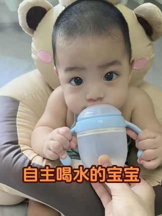 #学饮杯鸭嘴杯 吃完零食辅食后要多喝水,宝宝才不会上火,鸭嘴杯一吸一咬就出水,宝宝可以完成自主喝水了#宝宝自主喝水 #干了这瓶奶 #大眼萌娃