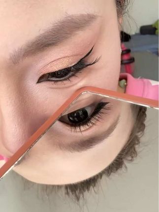不会画眼线就试试狐系假睫毛~ 很自然的横向拉长眼睛~ 款式:狐系睫毛#睫毛 #睫毛精 #免胶水假睫毛 #免胶睫毛 #viaggio惟都