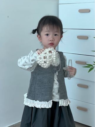 女儿是不会被爱坏的 爱将成为她一生的铠甲 小时候积攒下来的爱 是长大后能解忧的光 愿这份贯穿童年的爱 能成为你生命最灿烂的底色 #生女儿就要这样穿 #童装上新 #萌童穿搭 #女童穿搭 #高品质童装