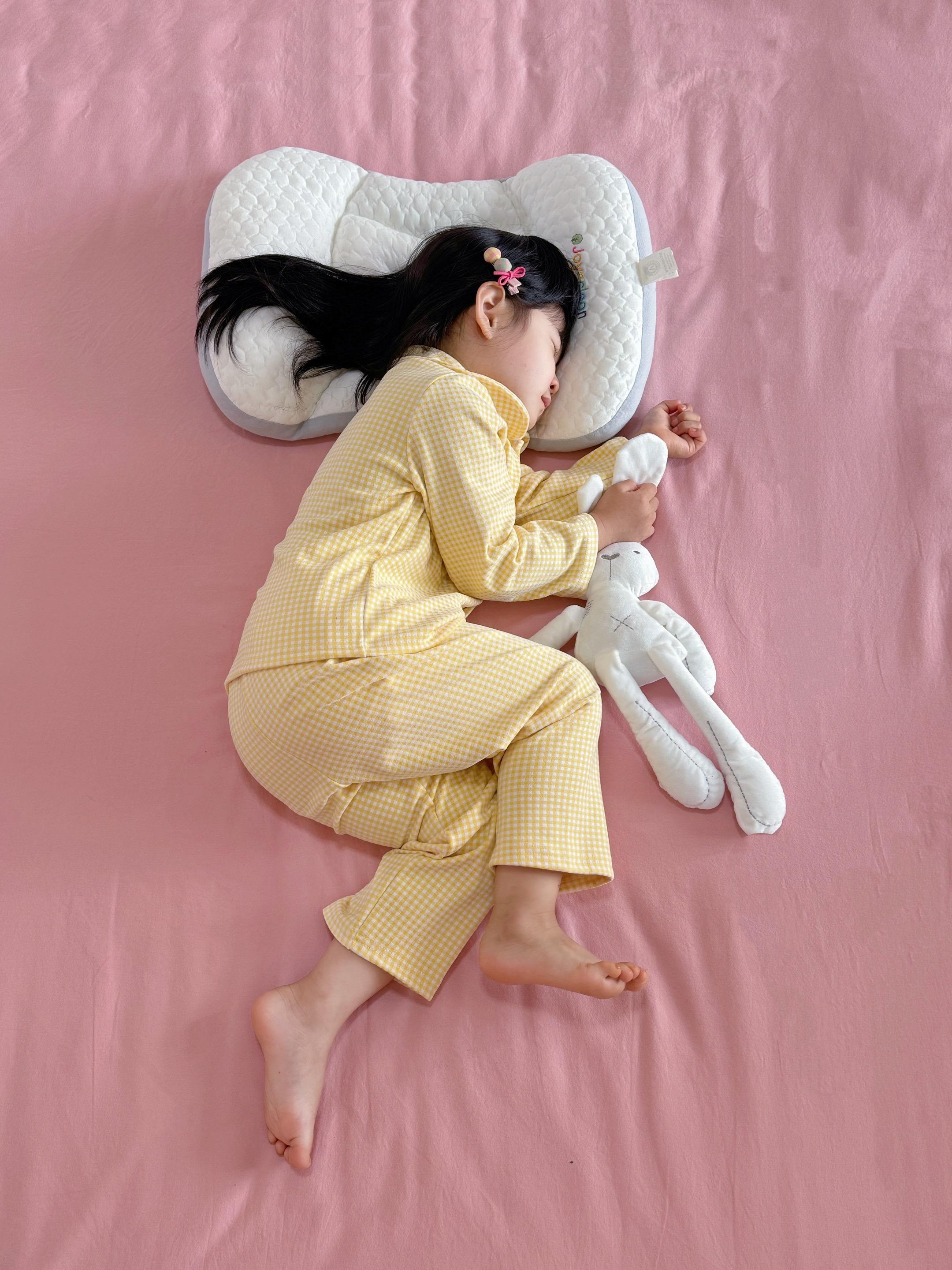 后来啊她成了困住我的人 却也是我的精神支柱 我们成了形影不离的“好朋友” 我的生活变得很忙碌 因为总有个“小尾巴” 可我的世界又很孤单 因为没有了任何社交 可我仍然觉得这样的日子很幸福 #骗你生女儿 #情感共鸣 #当妈妈后  #儿童家居服 #面料柔软舒适