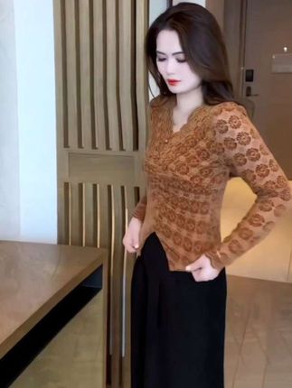 秋冬显瘦T恤小众设计感V领蕾丝时尚减龄打底上衣气质长袖洋气高腰#秋冬新款 #时尚显瘦 #洋气减龄 #高级感穿搭 #谁穿谁好看 @DOU+小助手