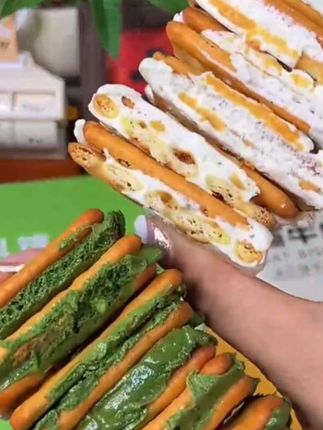 这个饼干真的巨好吃,看看这个夹心,真的会拉丝的这种,里面的牛杂夹心糯糯唧唧的,奶香浓郁,越嚼越香#手撕牛轧饼 #零食推荐 #好吃到停不下来