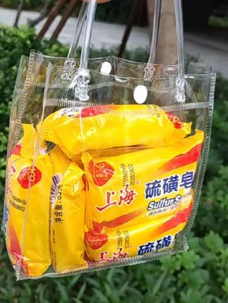 妈妈告诉我洗不干净的衣服,一定要试一下硫磺皂!9块9到手7块,又便宜又好用,它能深入衣物的纤维里面分解物质,瓦解物质,达到去污的功能,尤其是白衣服洗的特别白,姐妹你一定要试一下#上海硫磺皂 #洗衣皂 #肥皂 #生活好帮手