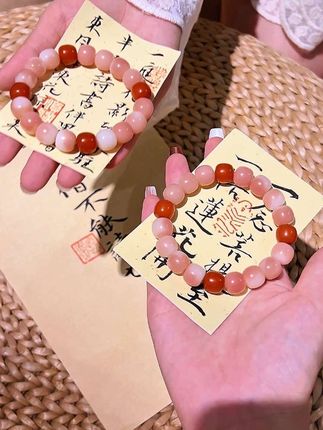 我仿佛看到出场就惊艳的小说女主。 #菩提手串 #手串搭配 #新中式手链
