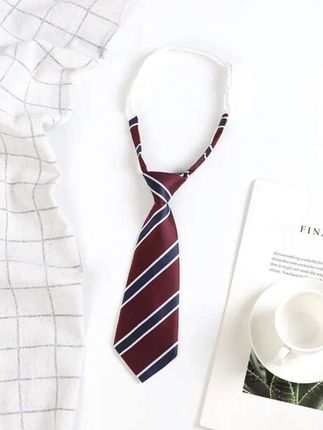 娃的演出服总少点精致感?这条短款学院风领带救大命!条纹配色超有校园感,男宝穿帅气、女宝穿俏皮,关键是免打款!手残妈也能3秒给娃戴好,幼儿园表演、班服搭配都超合适,颜值质感双在线~