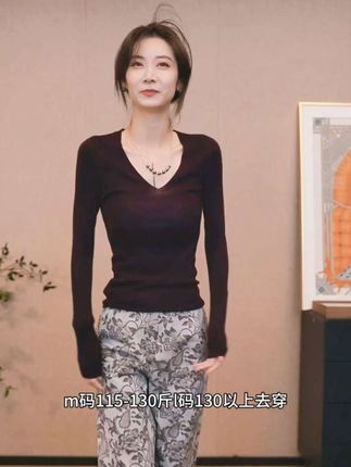 秋冬必备的百搭单品,绵羊毛的质感超棒,摸起来细腻又柔软,亲肤穿特别舒服。修身版型超级显瘦,上身一整个纸片人既视感,而且它怎么搭配都好看!不管是搭外套还是单穿都超时髦,喜欢这种简约风格的姐妹千万不要错过,赶紧入手一件试试吧!#陈什么陈#百搭显瘦#气质穿搭#内搭#品质女装